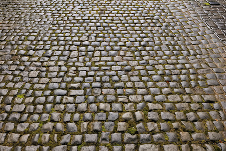 花岗岩的伞潮湿的石砖道路背景