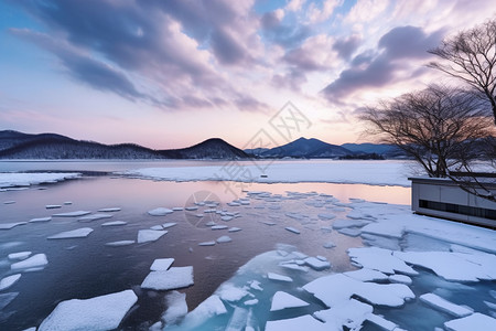 冬天湖面结冰的景观图片