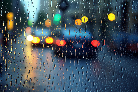 车视觉暴风雨淋湿的汽车玻璃背景