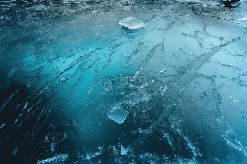 冬季结冰的蓝色湖面图片