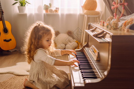 在弹琴的小女孩图片