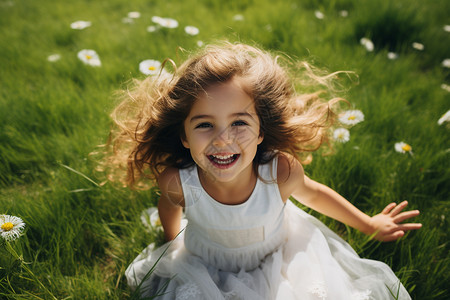 草地上开心的小女孩图片