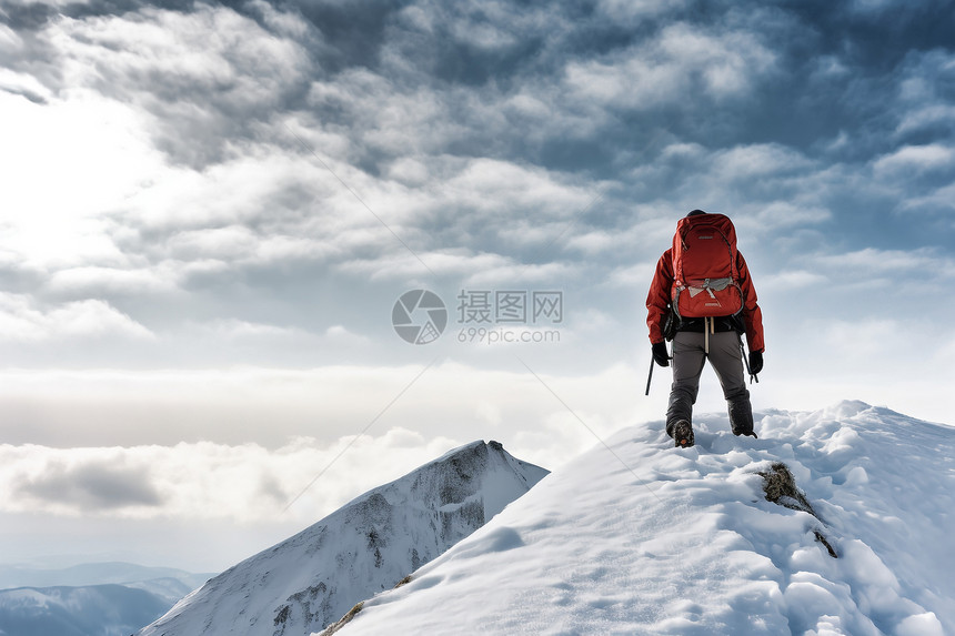 成功登山雪山之巅的背包客图片