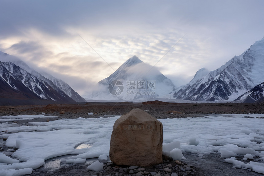 新疆地区的雪山图片