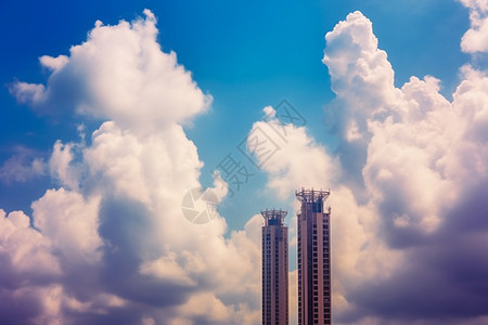 城市上空的蓝天白云图片