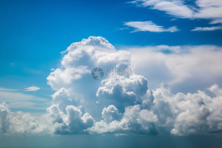 蓝天下白色的云层图片