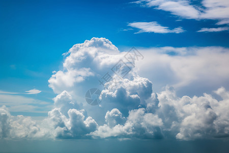 蓝天下白色的云层高清图片