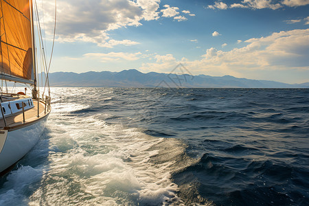 海洋中行驶的豪华帆船背景图片