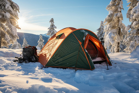 冬季露营雪地中的露营帐篷背景