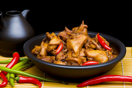 香辣鸡肉美食鸡公煲高清图片