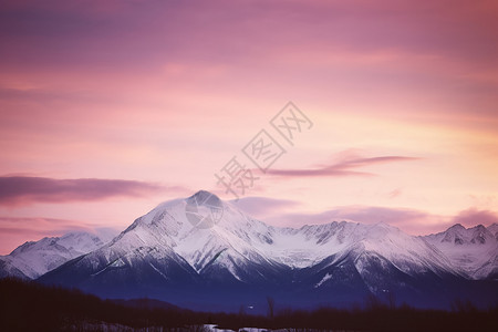 粉红色夕阳雪山上的粉色夕阳背景