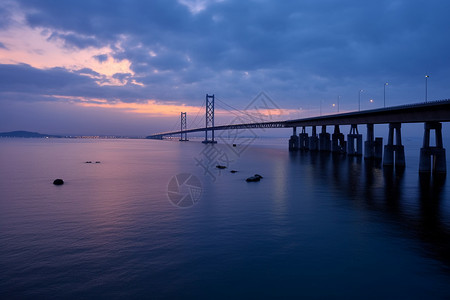 黄昏下壮观的跨海大桥图片