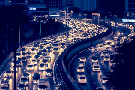 夜间的城市交通背景图片