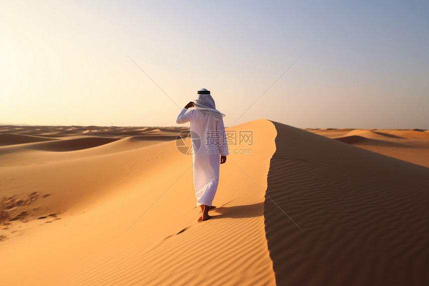 沙漠旅行的男子图片
