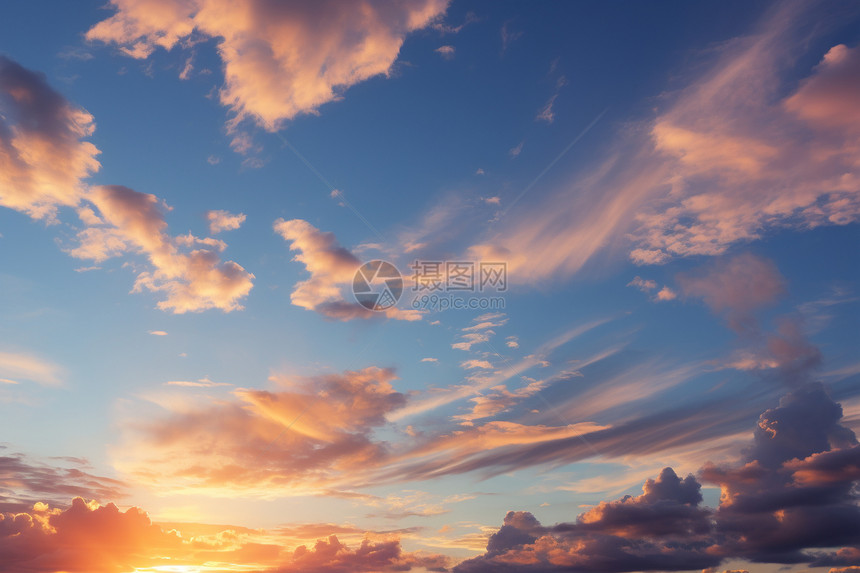 黄昏时天空中的美丽景观图片