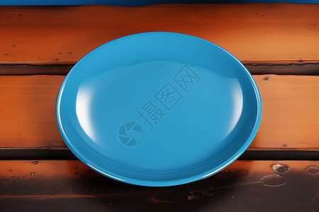 装有水的蓝色盘子碟子高清图片素材