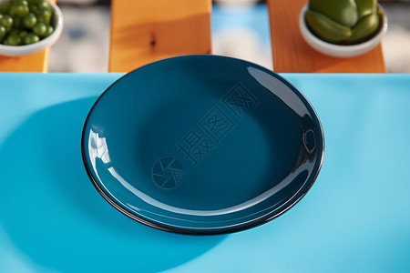 反光的蓝色盘子桌子高清图片素材