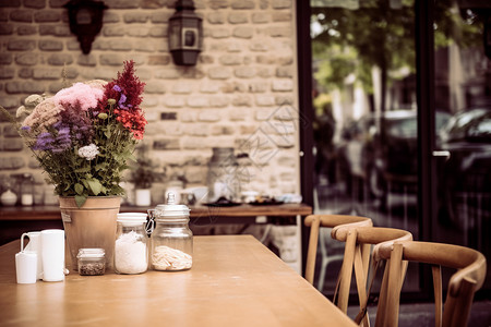 咖啡店桌子上的盆栽图片