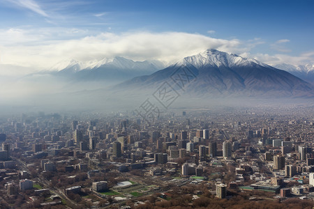 雪山下的城市景观图片