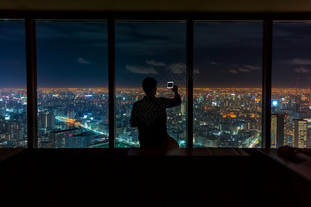 摩天大楼下的城市夜景图片