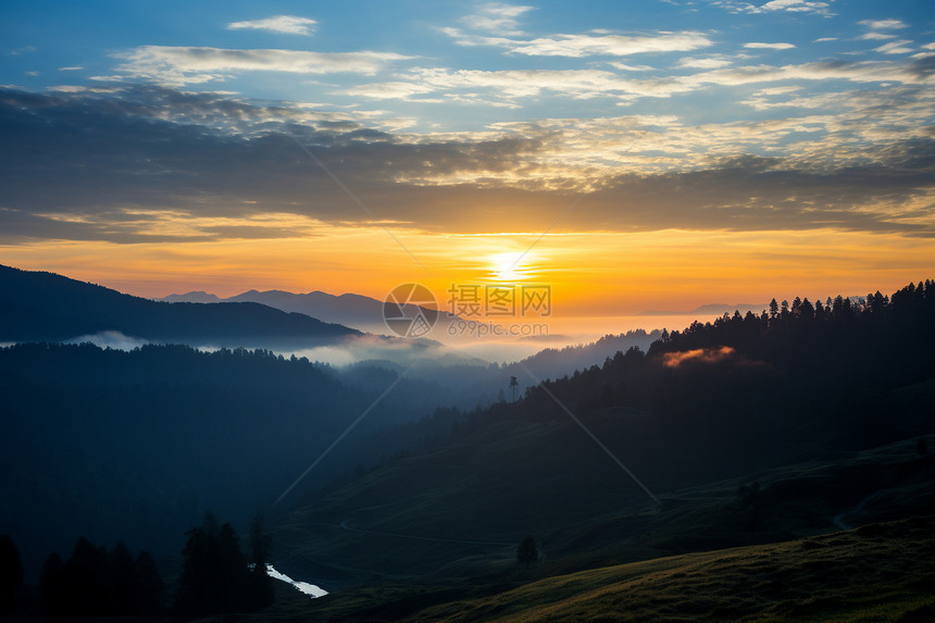 山坳坳里的日出彩霞满天图片