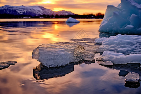 夕阳下融化的冰川图片