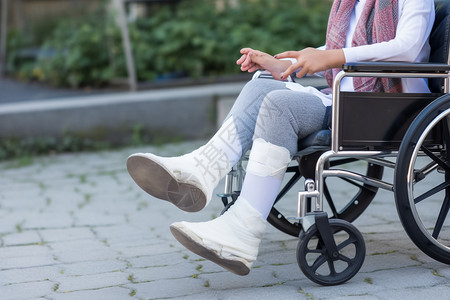 脚受伤坐轮椅的患者图片