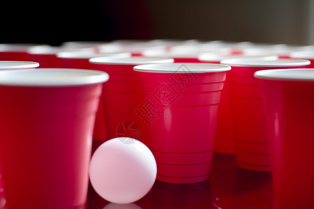 白色塑料杯粉红色的塑料杯背景