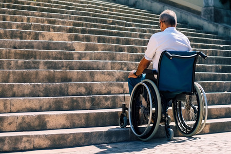 电动轮椅坐轮椅上楼梯的老人背景