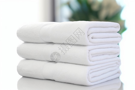 折叠好的白色毛巾图片