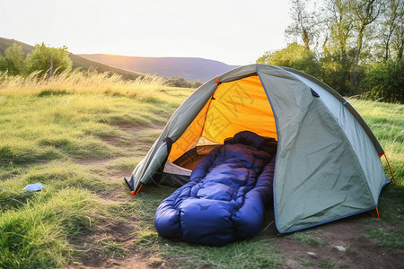 草地上露营的帐篷图片