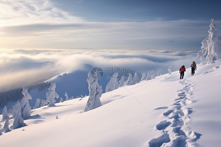 攀登雪山山顶图片