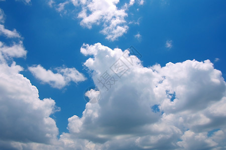 天空中的棉花糖云朵背景图片
