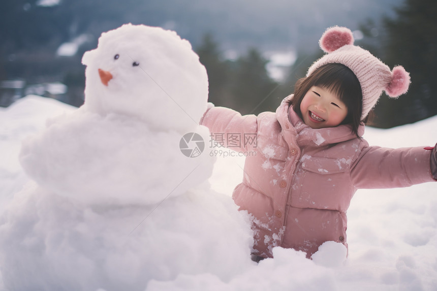 冬季户外堆雪人的小女孩图片