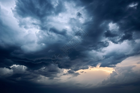 厚重的乌云背景图片