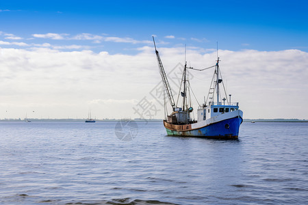 渔民打捞运行的拖网渔船背景
