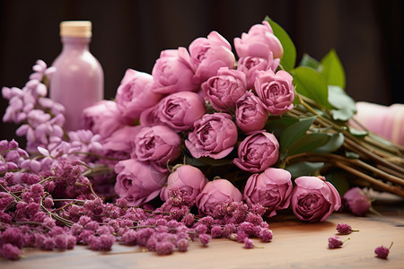 粉红玫瑰花束瓶美丽的紫色玫瑰背景