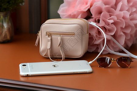 手机和墨镜粉红色的手包背景