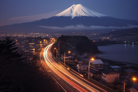 富士山下灯火通明的城市背景图片