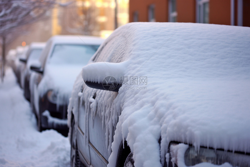 下雪时汽车图片