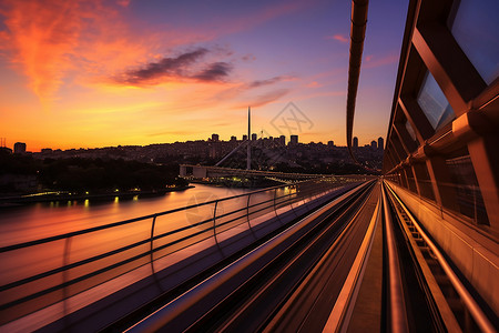 黄昏时城市的地铁桥梁图片