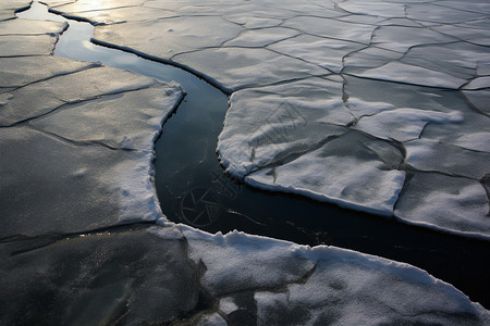 河上冰面的裂纹图片