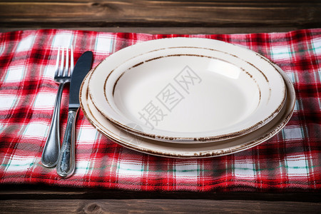 桌布上的盘子和餐具图片