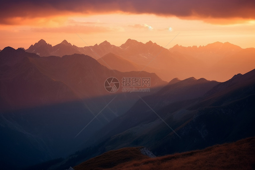 日出时高加索山脉的美丽景观图片