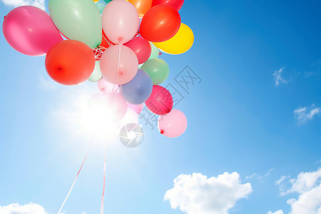 在狂欢节里放飞气球图片