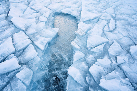 产生裂纹的冰湖面图片