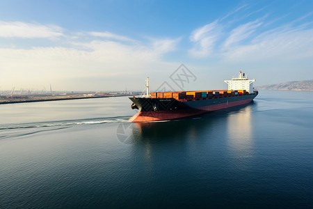 大海中运输货物的货船图片