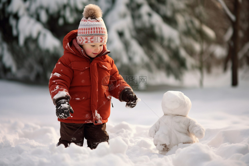 堆雪人的小男孩图片