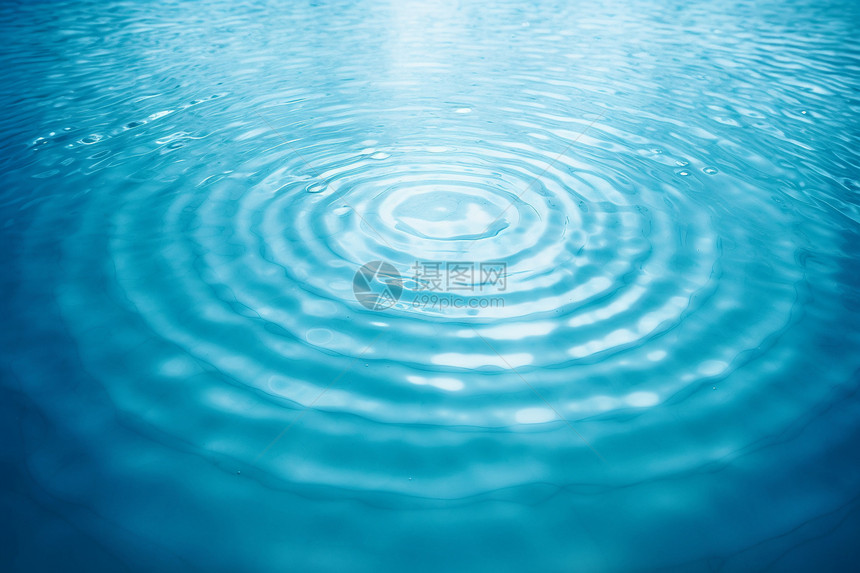 泳池中滴落水滴的波纹图片