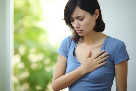 胸口疼痛的女人图片